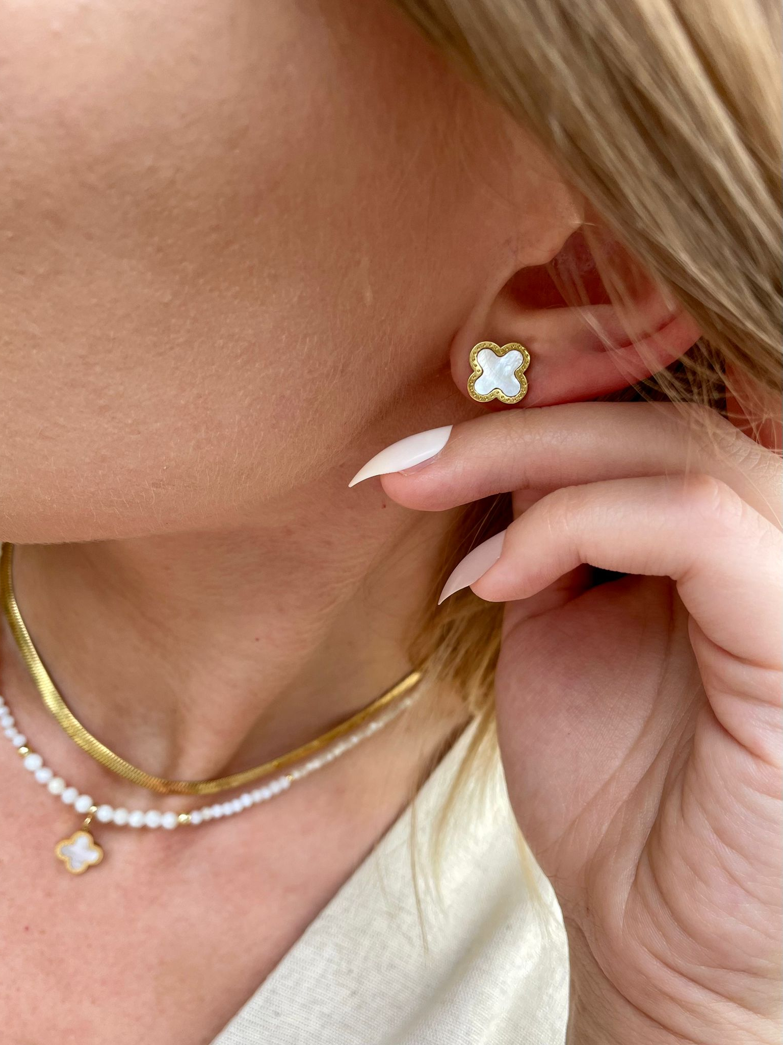 Kolczyki sztyfty z masą perłową koniczyna marokańska – stal szlachetna